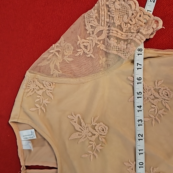 Forever 21 Collection  floral embroidered beige blush overlay lined Medium EUC - Picture 2 of 8